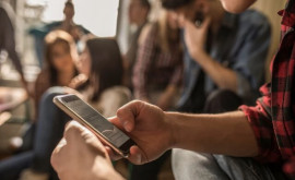 Telefoanele mobile în școli ce a hotărît Ministerul Educației din Anglia