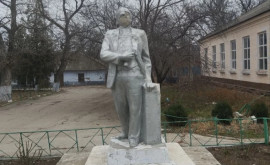 Вандалы повредили памятник Ленину 