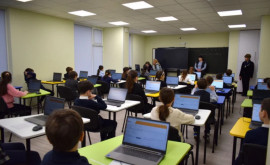 Elevii a doua licee din Chișinău au participat în premieră la o testare națională în format digital 