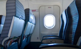 Инцидент на рейсе American Airlines пассажир хотел открыть дверь во время полёта