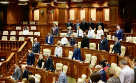 Депутаты парламента почтили минутой молчания память жертв войны на Украине