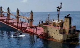 Un cargo scufundat în Marea Roşie după un atac al rebelilor houthi prezintă risc pentru mediu
