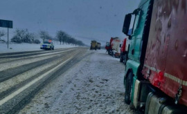 В центре и на севере страны идет снег Тяжелые грузовики стоят на дорогах