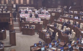 Скандал в парламенте депутаты от оппозиции покинули заседание 