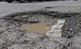 Дорога в Яловенском районе вся в выбоинах Водители жалуются что разрушают свои автомобили