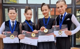 Две пары танцоров из Молдовы стали двукратными чемпионами мира