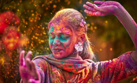 Explozie de culoare în toată India la festivalul Holi