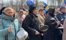 Pensionarii au venit cu linguri polonice și castroane la Ministerul Muncii