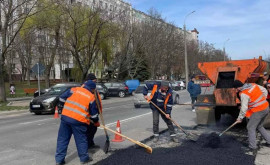Gropile de pe drumurile din Chișinău plombate cu asfalt fierbinte
