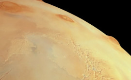 Вулканы Марса настолько огромные что спутник теряется на их фоне