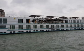 Десятки человек пострадали после столкновения круизного лайнера с шлюзом на Дунае