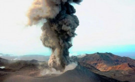 Вулкан Эбеко снова начал извергаться