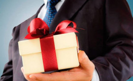 Должностные лица или госслужащие получающие дорогие подарки должны их выкупить