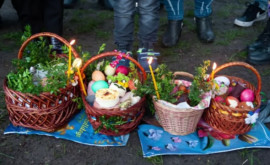 Киевские власти призывают украинцев смотреть пасхальные богослужения онлайн