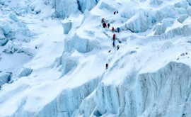 Numărul de permise eliberate pentru escaladarea Everestului limitate de justiția din Nepal