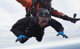 Un bărbat în vîrstă a recîștigat titlul de cel mai bătrîn parașutist din lume