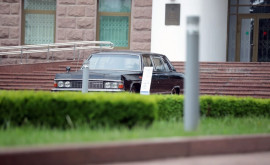 Mașinile de epocă care au plimbat demnitari ai țării expuse în scuarul Parlamentului