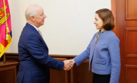 Ce distincție ia oferit Maia Sandu fostului ambasador al SUA în Moldova