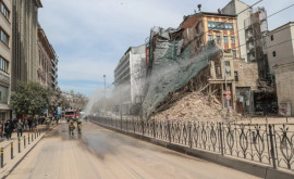 O clădire sa prăbușit în Turcia