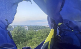 Шокирующий инцидент в Кишиневе в одном из парков молодые люди подожгли флаг Евросоюза