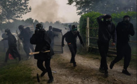 Protestele împotriva construirii autostrăzii A69 în Franța au degenerat în confruntări violente cu forțele de ordine