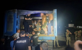 На границе Украины с Молдовой задержали фуру с 40 мужчинами в прицепе