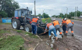 Zeci de muncitori rutieri curăță drumurile naționale în urma precipitațiilor puternice