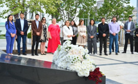 В Кишиневе почтили память поэта Михая Эминеску в день 135летия его смерти 