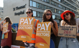 Mii de medici sînt în grevă în Marea Britanie