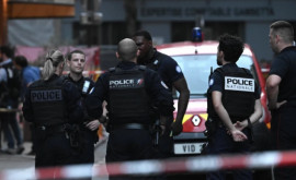 O mașină a intrat pe terasa unei cafenele din Paris există victime