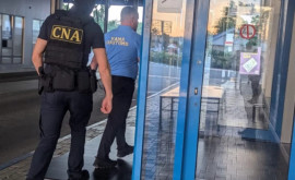Percheziții la Leușeni Patru angajați ai Serviciului Vamal au fost reținuți de CNA