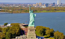 Странное свечение и вибрации В США над Статуей Свободы пролетел неизвестный объект