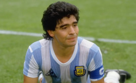 Un tricou în care a jucat Maradona scos la licitație