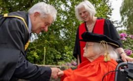O britanică a obținut diploma de doctorat la 98 de ani