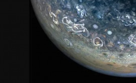 Ca în tabloul lui Van Gogh Sonda NASA a fotografiat norii pitorești ai lui Jupiter