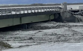 Наводнение в Исландии повалило участок моста