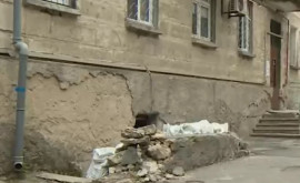 Cînd plouă întrun bloc din capitală în apartamente stropii cad ca afară 