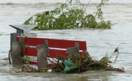 Тревога в Канаде воды начали переливаться через одну из плотин