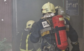 Șapte echipaje de pompieri luptă cu incendiul la Bălți