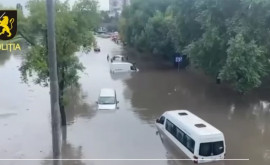 Двух женщин унесло водой в Кишиневе они оказались под машиной