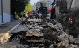 В столице ремонтируют повреждения дорог вызванные сильными дождями