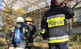 Intervenția pompierilor din capitală la lichidarea unui incendiu 