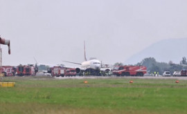 Haos pe aeroportul Bergamo după ce o anvelopă a unui avion a explodat 