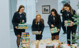 Polițiștii de frontieră se alătură campaniei Biblioteca de sub brad