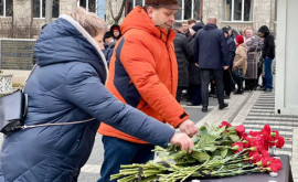 La Chișinău sînt comemorate victimele accidentului aviatic de la Aktau