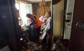 Saci de gunoi evacuați dintrun apartament de pe strada Vasile Lupu