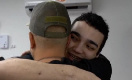 Ostaticul americanoisraelian eliberat de Hamas sa reunit cu familia sa