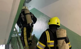 Un apartament din capitală cuprins de flăcări