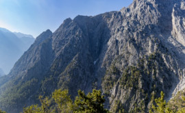 Pe insula Creta a fost salvat un turist francez căzut întro prăpastie