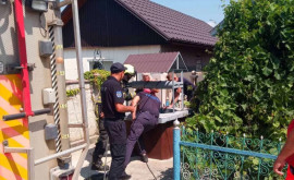 O femeie a fost salvată de salvatori după ce a căzut întro fîntînă cu apă